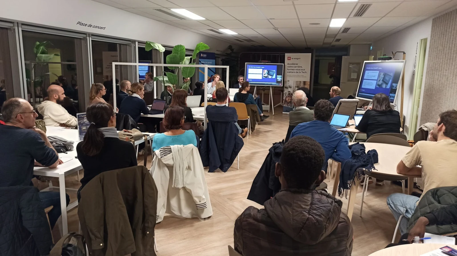Participants travaillant sur leurs ordinateurs lors d’un atelier IA appliquée au business